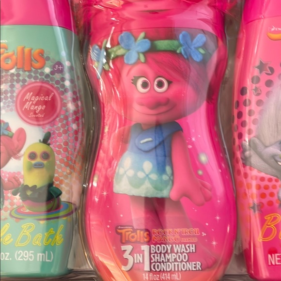 Dreamworks Pink and Blue Bath & Body Set with Trolls Characters - Picture 3 of 13